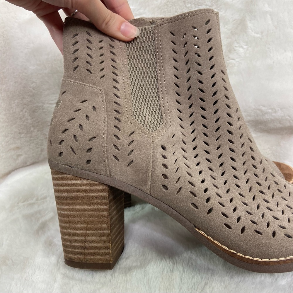 TOMS MAJORCA khaki suede cut out PEEP TOE BOOTIES. Size 9 - Picture 4 of 16